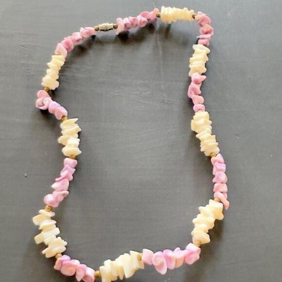 shell necklace - Picture 3 of 4